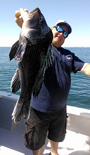 Stuart and the
                      gang catch some really nice summer flounder aboard
                      Long Island's best chartboat!